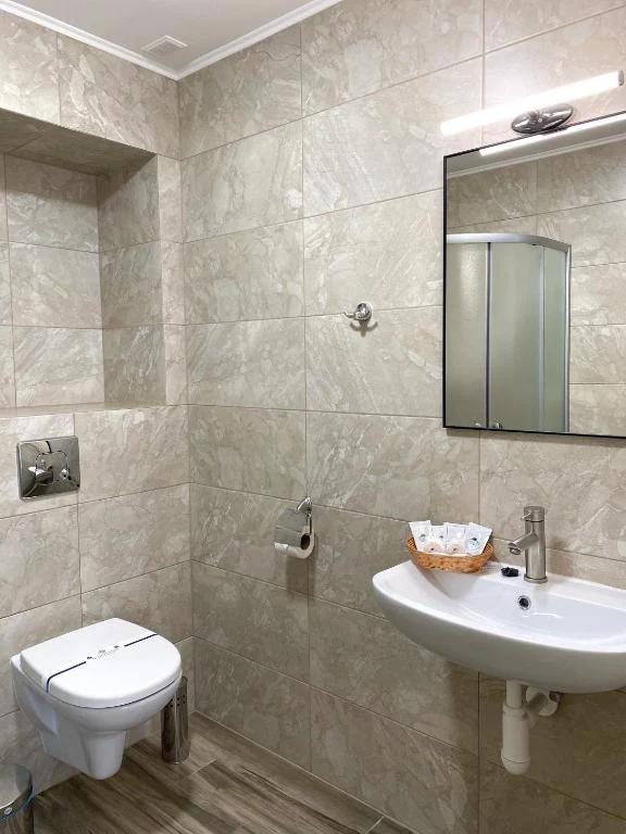 Garden Hall · Bathroom
